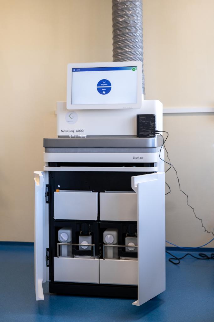 DNA sequencers are a basic tool for analysing hereditary information. The ÚEB research team uses, among others, the Illumina NovaSeq 6000 sequencer, which reads up to six thousand billion letters of the hereditary code within 48 hours.